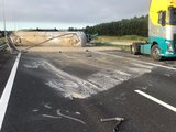A16 bij knooppunt Galder dicht door gekantelde bulkwagen