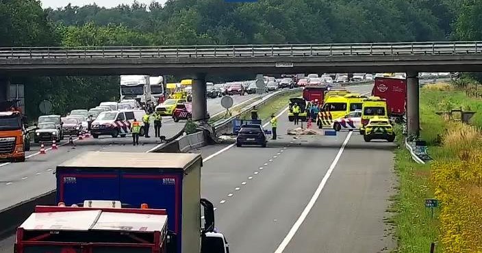 A28 dicht bij Zuidlaren na ongeval met vrachtwagen