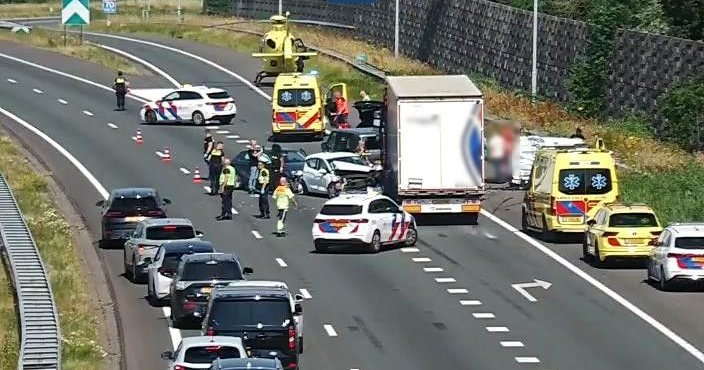 A59 bij knooppunt Empel dicht na ongeval met meerdere voertuigen