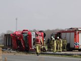 Gekantelde vrachtwagen: A28 bij Zuidwolde dicht