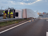 Gekantelde vrachtwagen op de A15 bij Geldermalsen