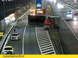Parallelbaan A1 dicht bij knp. Beekbergen door geschaarde vrachtwagen