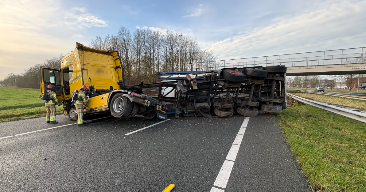 A6 bij Emmeloord-West dicht na gekantelde vrachtwagen