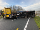 A6 bij Emmeloord-West dicht na gekantelde vrachtwagen