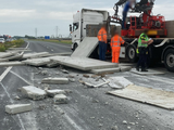 A15 dicht bij Tiel vanwege afgevallen lading