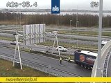 Vrachtwagen raakt vangrail en RIMOB bij knooppunt Holendrecht (A9)