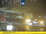 A2 dicht tussen Vinkeveen en Abcoude door gekantelde vrachtwagen