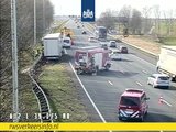 Vrachtwagen in vangrail op A12 bij Bodegraven