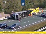 Gekantelde vrachtwagen A27 bij Bilthoven