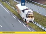 A6 bij Muiderberg dicht na ongeluk vrachtwagen