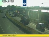 A22 dicht na vrachtwagen over de kop