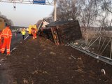 Vrachtwagen met schroot gekanteld op A67 bij Geldrop