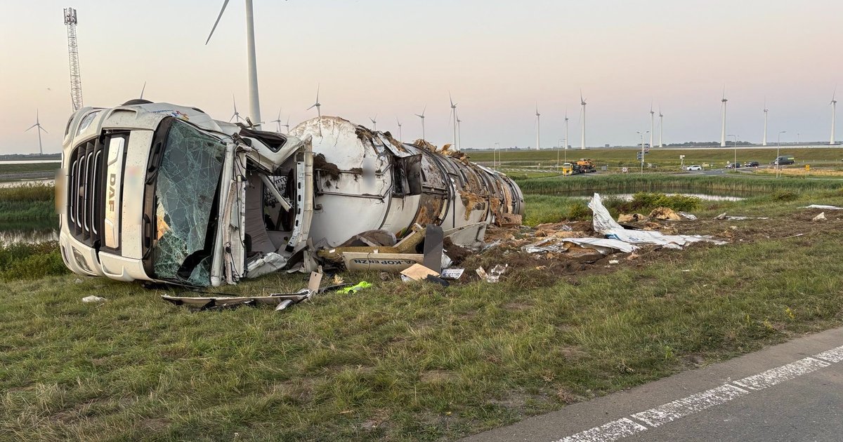 Vrachtwagen met melk gekanteld op N59