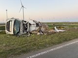 Vrachtwagen met melk gekanteld op N59
