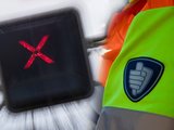 A15 deels dicht nadat vrachtwagen container verliest