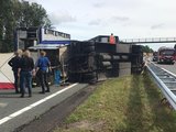 N33 dicht door gekantelde veewagen