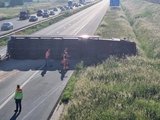 A50 richting Oss dicht door gekantelde bulkwagen