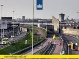 Beneluxtunnel (A4) richting Den Haag deels dicht na ongeval met een motorrijder