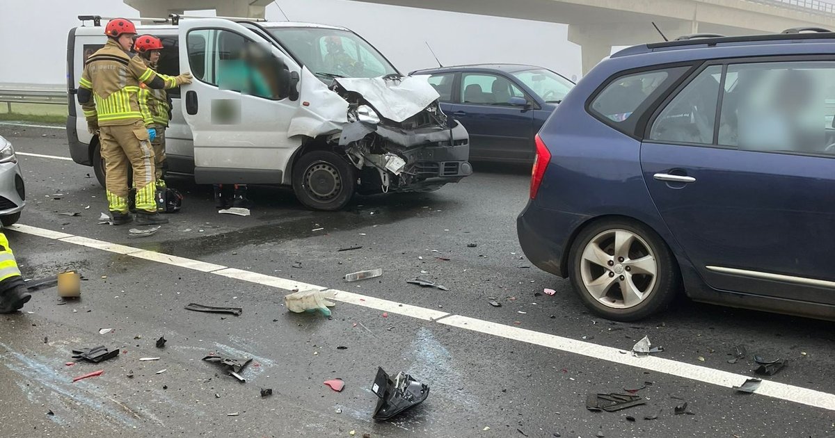 Afsluitdijk dicht na twee ongevallen (A7)