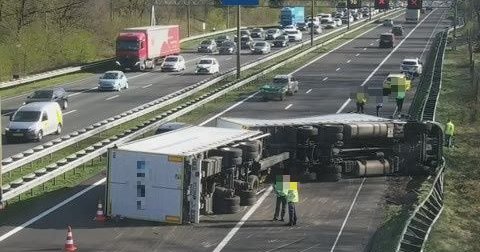 Gekantelde vrachtwagen op de A50 bij Hoenderloo