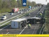 Gekantelde vrachtwagen op de A50 bij Hoenderloo