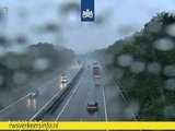 Stop bij noodweer onderweg niet op de vluchtstrook