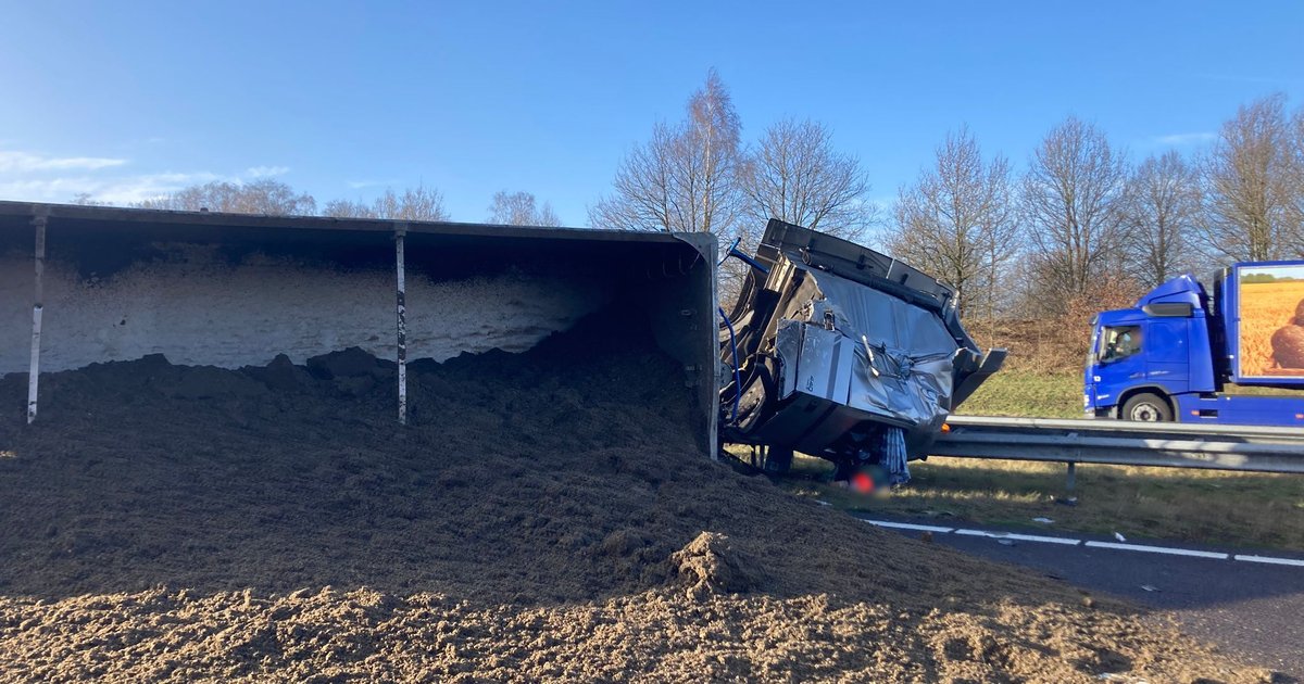 Gekantelde vrachtwagen: A58 bij Ulvenhout dicht