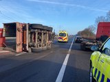 A17 bij Oudenbosch dicht door gekantelde vrachtwagen