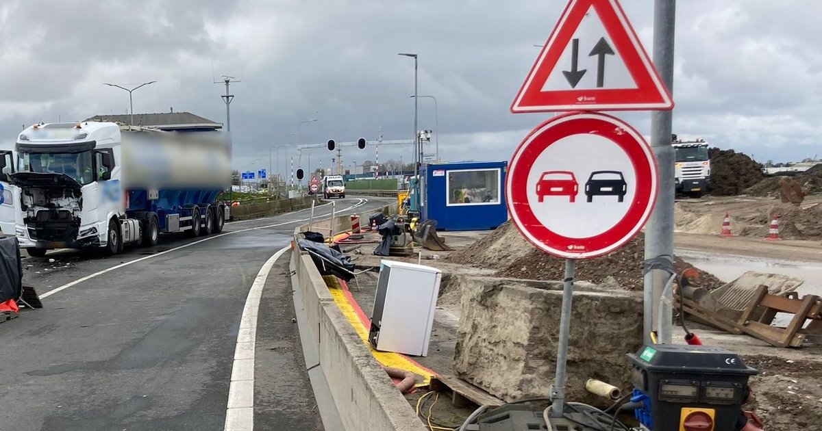 Afsluitdijk A7 closed due to accident