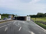 A28 bij Leusden dicht na ongeval met gekantelde vrachtwagen