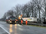 A17 bij Roosendaal in beide richtingen dicht door gekantelde vrachtwagen