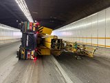Gekantelde vrachtwagen in de Vlaketunnel (A58)
