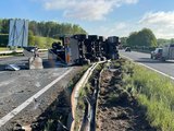 Vrachtwagen belandt in middenberm op A28 bij Assen