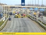 Gekantelde vrachtwagen: A15 deels dicht bij Ridderkerk-Noord