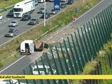 A16 bij Dordrecht dicht na ongeval: containers op de weg beland