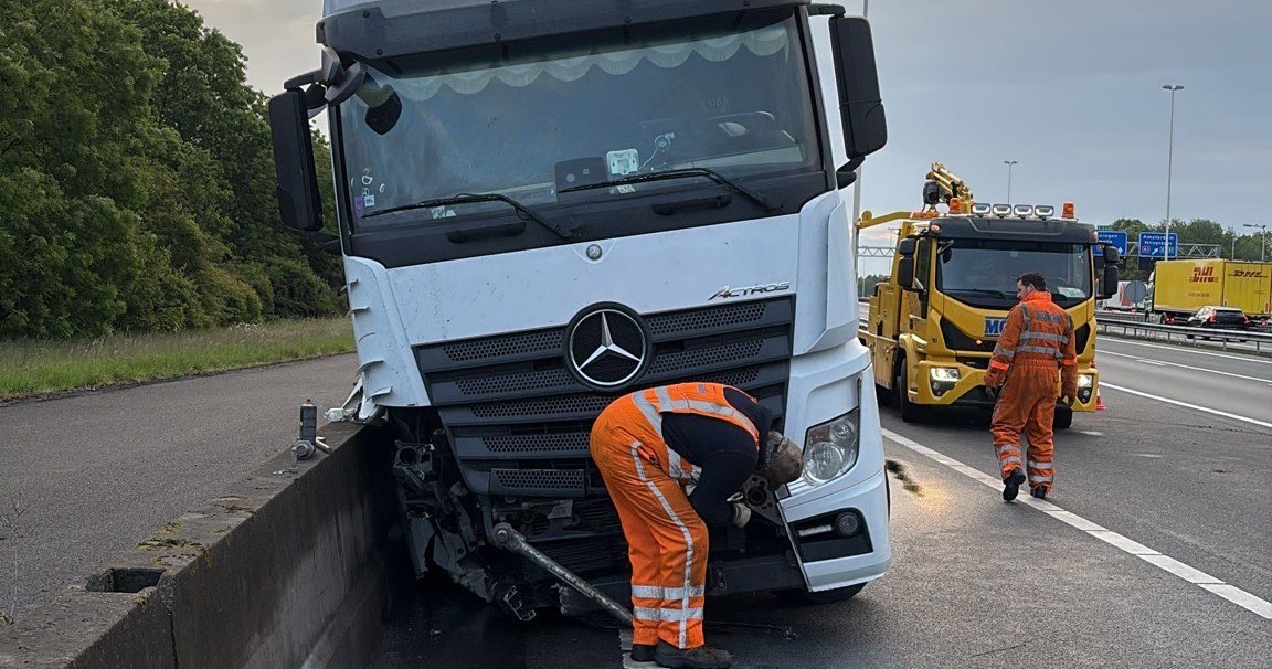 A28 dicht bij knooppunt Hoevelaken door ongeval met vrachtwagen
