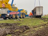 A7 deels dicht door vrachtwagen in sloot bij Leek