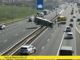 Voertuig kantelt op de A9 bij knooppunt Rottepolderplein