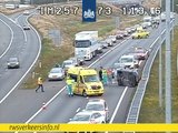 Auto op zijn kant op knooppunt Ewijk
