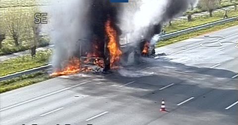 A2 bij Vinkeveen in beide richtingen dicht vanwege felle brand