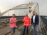 Droom komt uit: trouwe volger én vrachtwagenchauffeur Tonnie krijgt stukje Merwedebrug