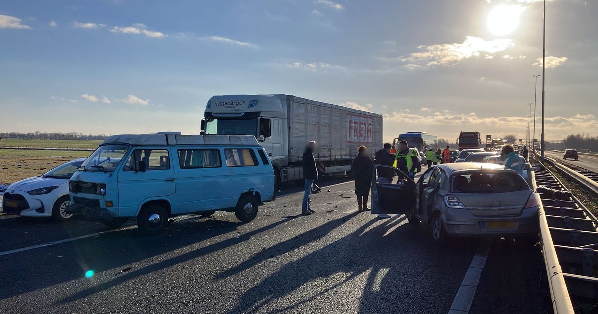 A27 dicht na ongeval bij Lexmond met meerdere voertuigen