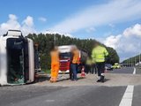 A20 richting Hoek van Holland dicht door ongeval met zandwagen