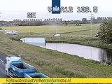 Voertuig in het water bij knooppunt Maanderbroek