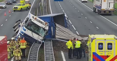 Hinder op de A27 door ongeval met vrachtwagen vlakbij Gorinchem