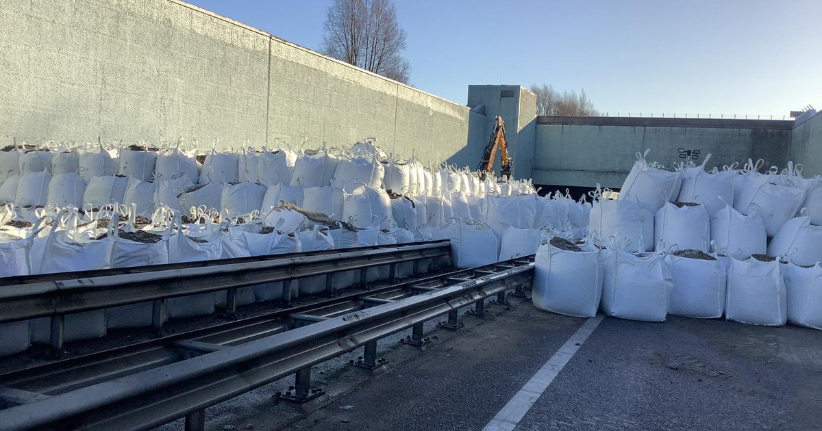 grondwater-drukt-wegdek-in-prinses-margriettunnel-a7-omhoog