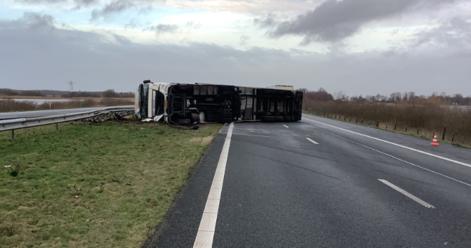 A6 bij Sint Nicolaasga dicht na gekantelde vrachtwagen met fruit