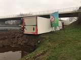 Vrachtwagen met frisdrank belandt in berm langs A28